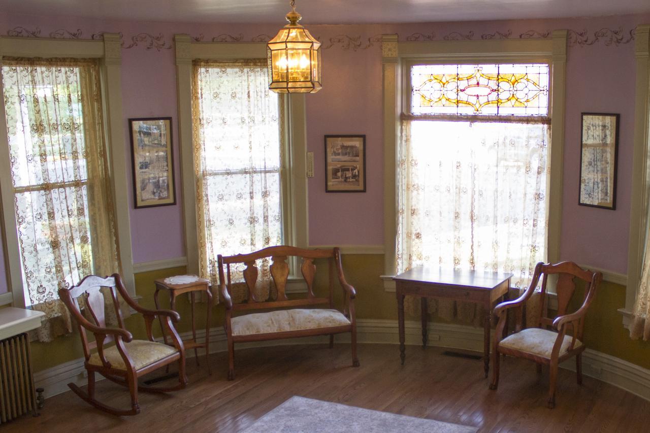 The Cottage House Council Grove Экстерьер фото